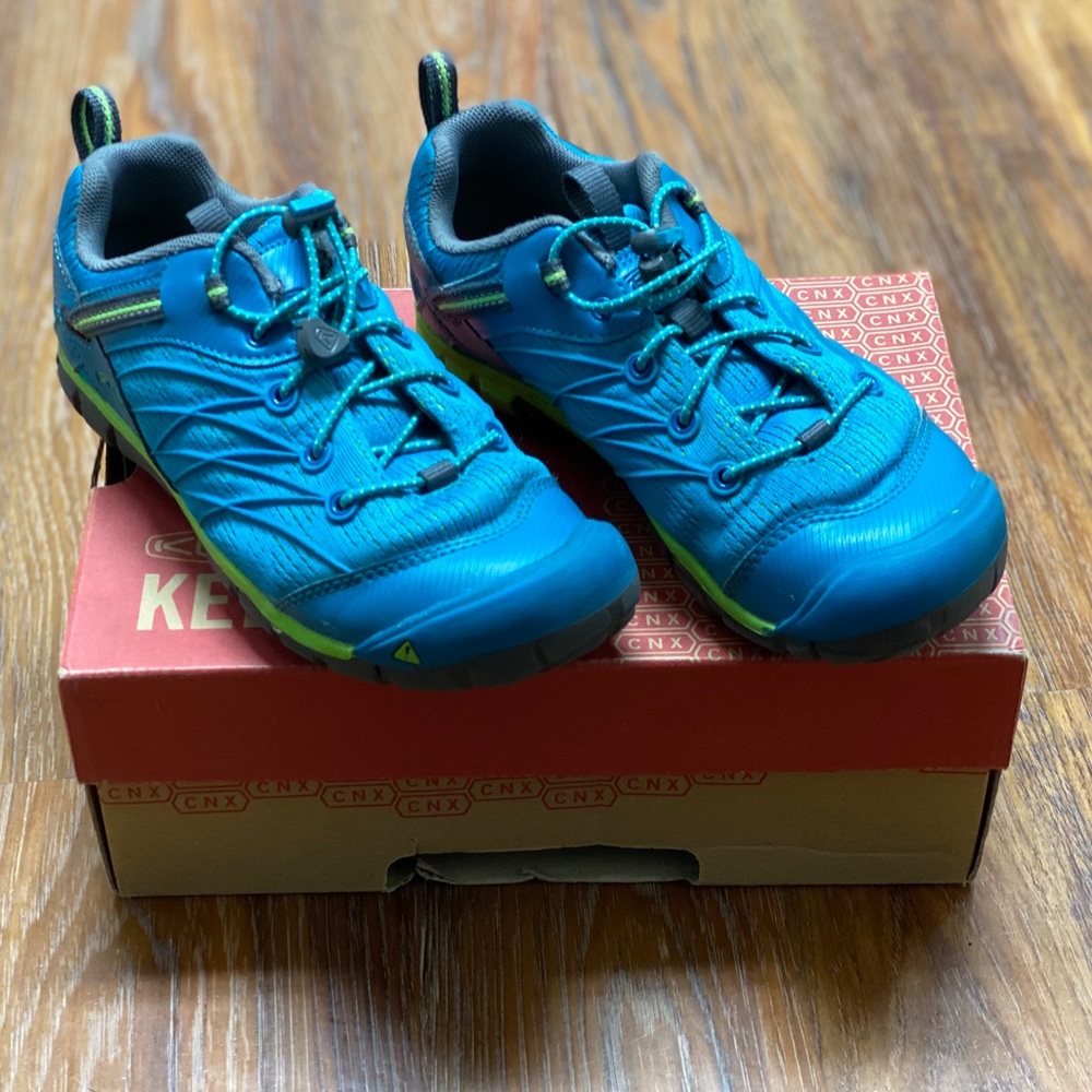 <SOLD!>KEEN Chandler shoes with original box.